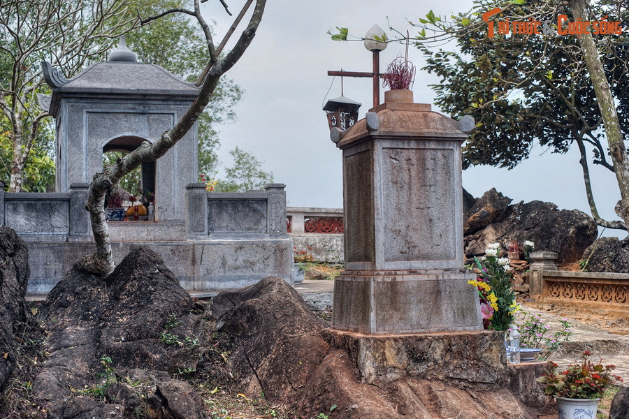Sau tháp lăng là tháp chúa, có cấu trúc hình trụ vuông bốn mặt làm bằng đá nguyên khối, cao 1,45 mét.