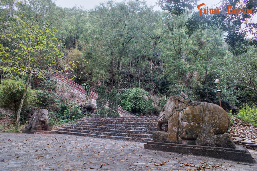 Sau khi lo chu toàn hậu sự cho Vua Bà, ba vị tướng họ Lý nguyện giữ trọn lời thề trung thành. Họ đã cùng nhau quyên sinh dưới chân núi để trở thành những linh hồn canh giữ nơi an nghỉ của chủ tướng.