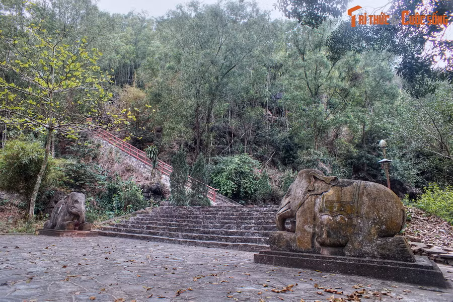 Sau khi lo chu toàn hậu sự cho Vua Bà, ba vị tướng họ Lý nguyện giữ trọn lời thề trung thành. Họ đã cùng nhau quyên sinh dưới chân núi để trở thành những linh hồn canh giữ nơi an nghỉ của chủ tướng.