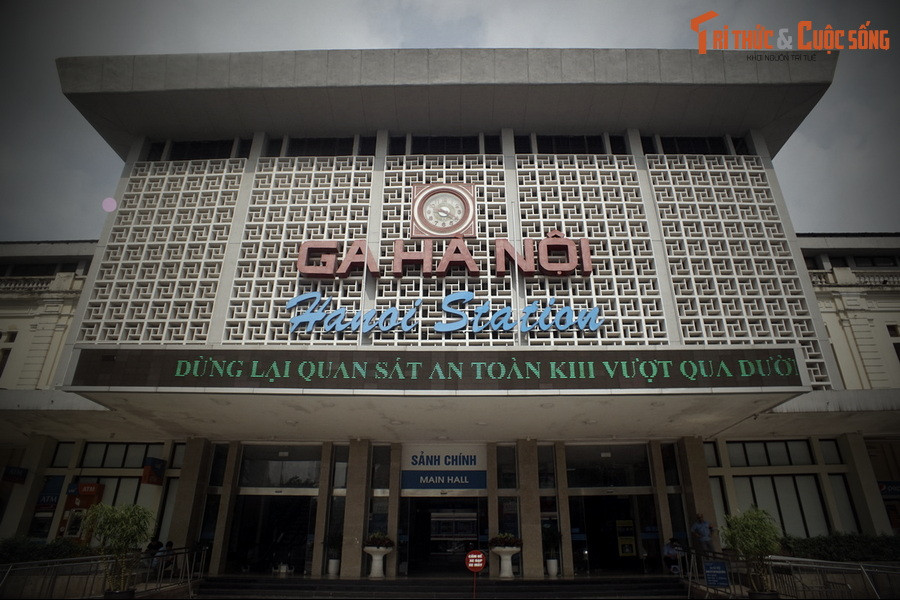 Ngược dòng thời gian, sáng ngày 9/10/1954, Quân đội nhân dân Việt Nam chia làm nhiều cánh quân tiến vào năm cửa ô chính của thủ đô Hà Nội rồi tỏa ra các khu. Một trong những cơ sở đầu tiên được ta tiếp quản là ga Hà Nội, lúc này còn mang tên là ga Hàng Cỏ.