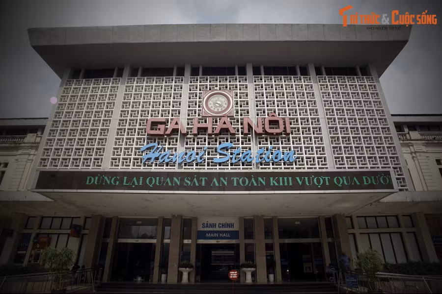 Ngược dòng thời gian, sáng ngày 9/10/1954, Quân đội nhân dân Việt Nam chia làm nhiều cánh quân tiến vào năm cửa ô chính của thủ đô Hà Nội rồi tỏa ra các khu. Một trong những cơ sở đầu tiên được ta tiếp quản là ga Hà Nội, lúc này còn mang tên là ga Hàng Cỏ.