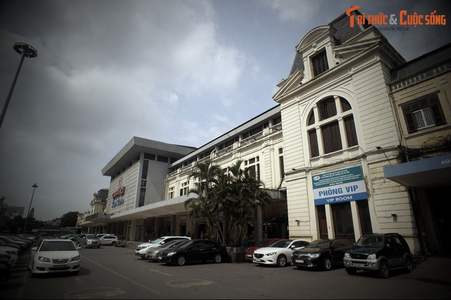 Tháng 12/1946, kháng chiến toàn quốc bùng nổ. Cùng với cả nước, tại khu Hàng Cỏ và Sở Hỏa xa Việt Nam, trung tâm đầu mối của toàn ngành đường sắt, cuộc chiến đấu đã diễn ra ác liệt, gay go ngay từ những giờ phút đầu của cuộc kháng chiến.