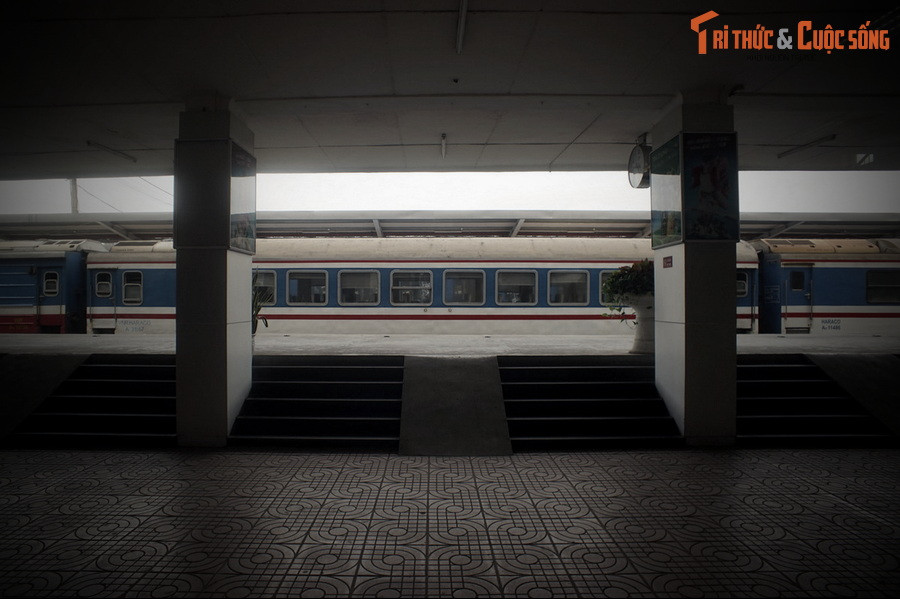 Với nhiều người dân Hà Nội, ga Hà Nội hay ga Hàng Cỏ còn là nơi ghi dấu biết bao kỷ niệm gắn với tiếng còi tàu vang vọng, tiếng những toa tàu xình xịch khi lăn bánh, cùng nước mắt và nụ cười của các buổi chia ly, đoàn tụ.