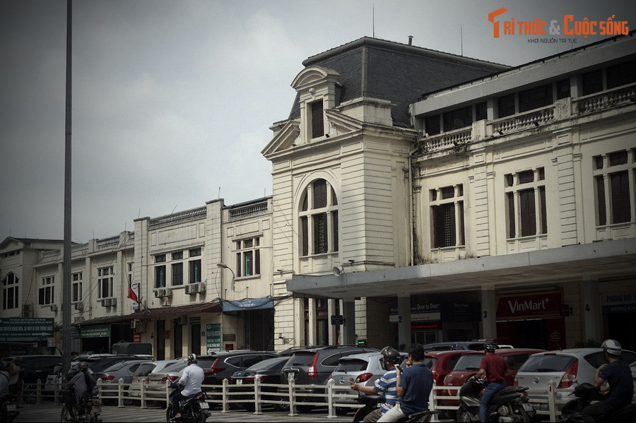 Ngày 10/10, thủ đô Hà Nội được giải phóng. Đội ngũ cán bộ nhân viên đường sắt ga Hàng Cỏ nhanh chóng tổ chức đón đoàn tàu chở cán bộ, bộ đội từ Văn Điển vào nội thành an toàn.