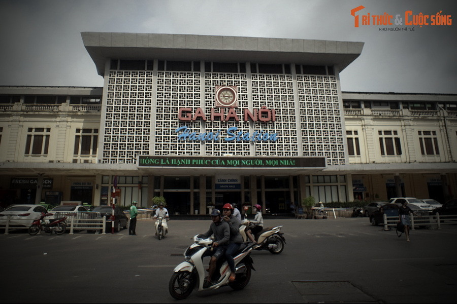 Và đây cũng là nơi những người con của thủ đô có thể đến để nghe lại tiếng vọng từ những câu chuyện lịch sử giàu ý nghĩa, dù đã xảy ra cách đây rất lâu nhưng vẫn còn tươi mới như tiếng bánh sắt nghiến vào đường ray hay tiếng còi tàu ngân vang giữa phố phường náo nhiệt...