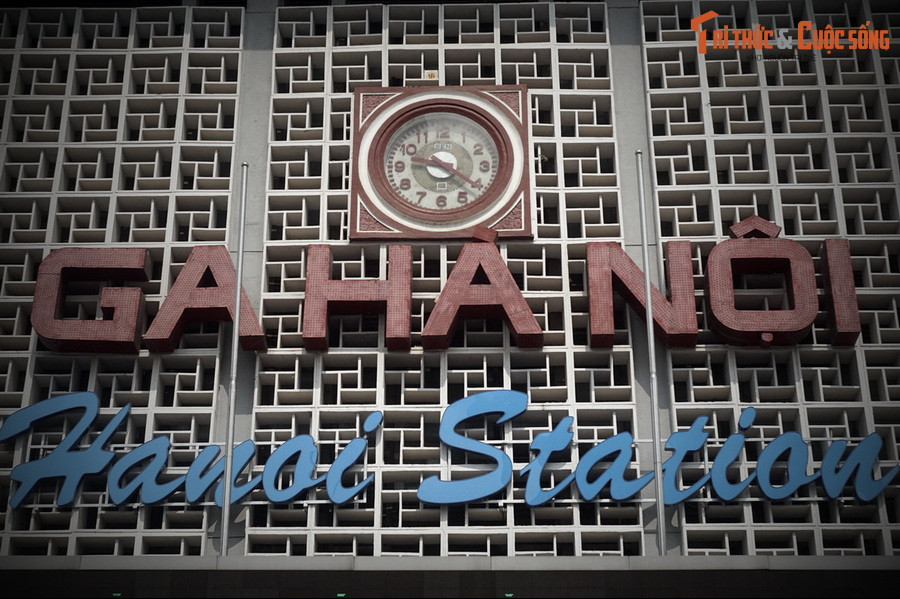 Trong suốt những năm kháng chiến chống Mỹ, ga Hàng Cỏ nhiều lần trở thành mục tiêu ném bom của máy bay Mỹ. Ngày 21/12/1972, nhà ga đã bị một quả bom lớn rơi trúng. Ngôi nhà đại sảnh, nơi treo chiếc đồng hồ lớn bị đánh sập hoàn toàn.