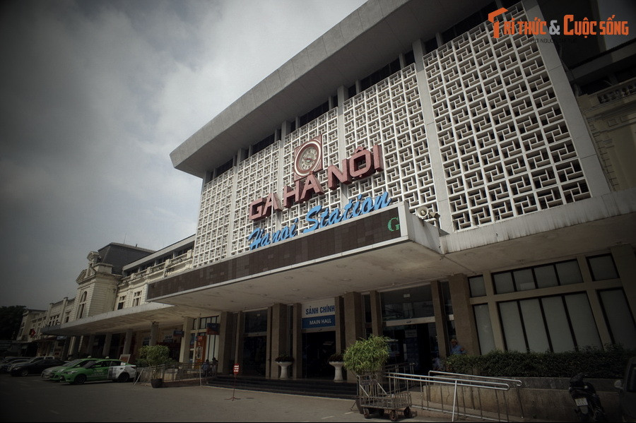 Buổi chiều ngày 9/10/1954, từ ga Hàng Cỏ, chuyến tàu đầu tiên của lực lượng giải phóng với cờ đỏ sao vàng, biểu ngữ đã chạy xuống Văn Điển đón bộ đội, cán bộ, nhân dân vào nội thành.