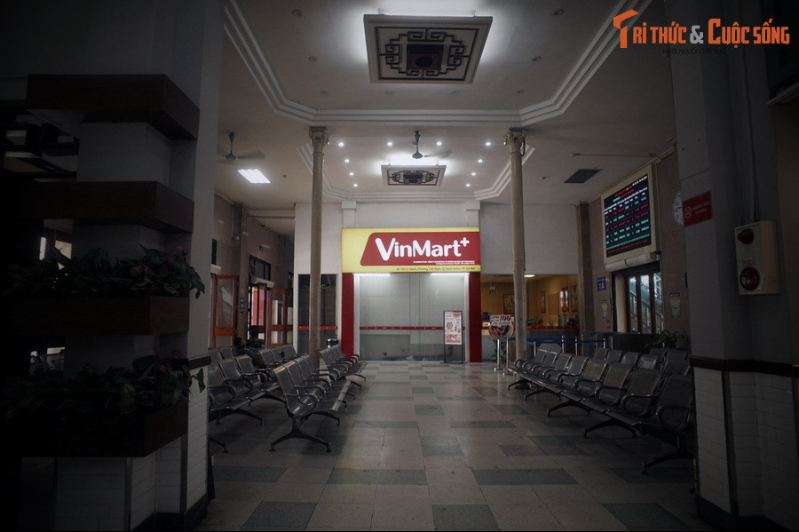 Ngày hôm nay, hành khách đến với ga Hà Nội sẽ được tiếp đón bởi hệ thống cơ sở hạ tầng hiện đại với các phòng khách văn minh, lịch sự, bảng chỉ dẫn điện tử, hệ thống internet không dây, máy bán vé tự động, các cửa hàng tiện ích.