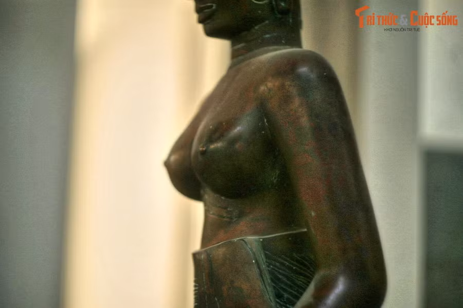 Các nhà nghiên cứu nhận định, tượng nữ thần Tara toát lên một phong cách mỹ thuật rất phóng khoáng. Phía sau khuôn ngực tròn căng đầy sức sống phồn thực của bức tượng ẩn chứa mong muốn về một cuộc sống no đủ, bình yên và hạnh phúc của người Chăm xưa.