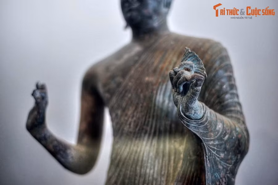 Theo các nhà nghiên cứu, tượng Phật Đồng Dương mang dấu ấn phong cách nghệ thuật Amaravati (tên một trung tâm nghệ thuật Phật giáo miền Nam Ấn Độ), mang đậm tính bản địa người Dravidian, được đánh giá là khuôn mẫu cho điêu khắc ở Sri Lanka và vùng Đông Nam Á.