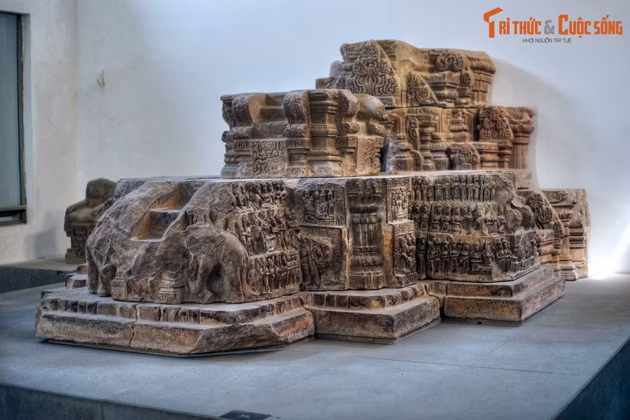 Đài thờ có niên đại từ thế kỷ 9-10, được chế tác từ đá sa thạch, gồm 24 khối đá ghép khít lại với nhau. Kích thước tổng thể của hiện vật: Cao 197 cm, dài 396 cm, rộng 354 cm.