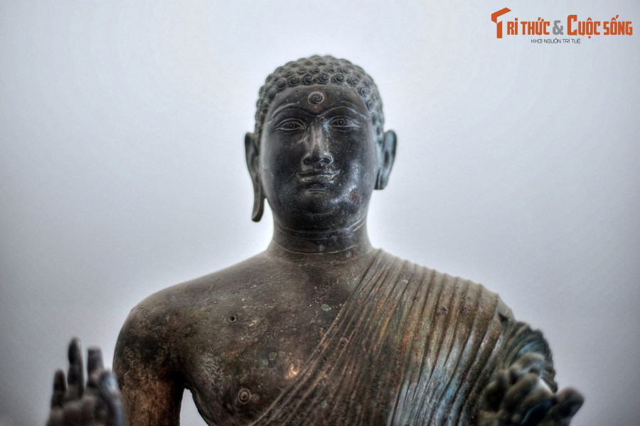 Tạo hình của tượng cân đối, hài hòa, kỹ thuật tạo y phục tinh tế, mềm mại, với một tấm áo tu hành Uttarasanga dài để hở một vai, lại khoác thêm bên ngoài một tấm khoác Samghati.