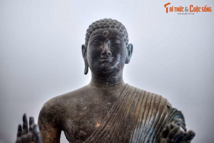 Tạo hình của tượng cân đối, hài hòa, kỹ thuật tạo y phục tinh tế, mềm mại, với một tấm áo tu hành Uttarasanga dài để hở một vai, lại khoác thêm bên ngoài một tấm khoác Samghati.