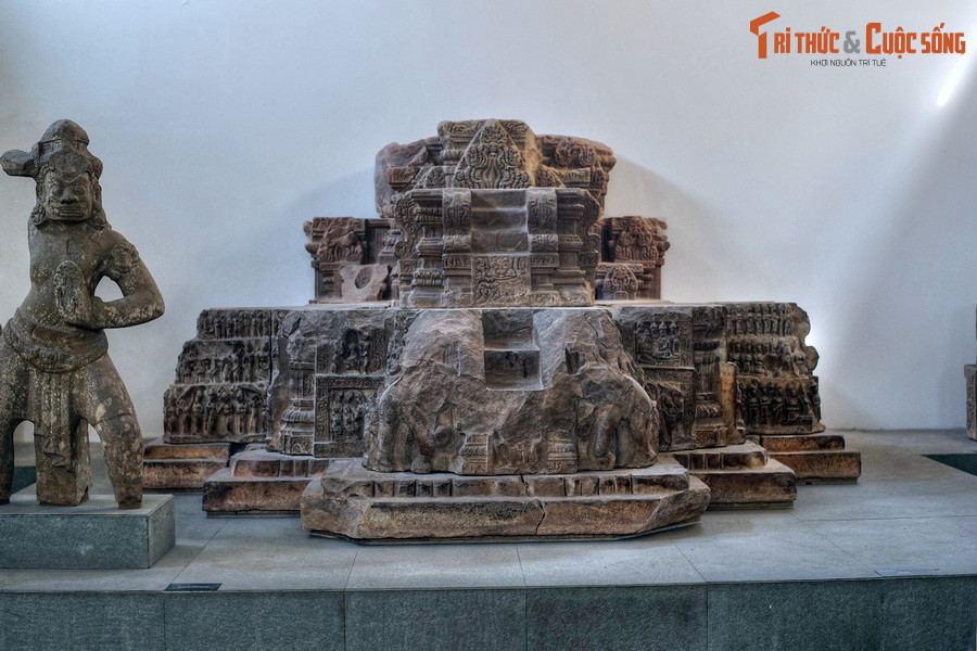 3. Được phát hiện vào đầu thế kỷ 20 tại Phật viện Đồng Dương, Bảo vật quốc gia Đài thờ Đồng Dương số hiệu 22.24 (hiện được lưu giữ tại BT Điêu khắc Chăm Đà Nẵng) là một trong những đài thờ được chế tác tinh xảo nhất của vương quốc Champa từng được tìm thấy.