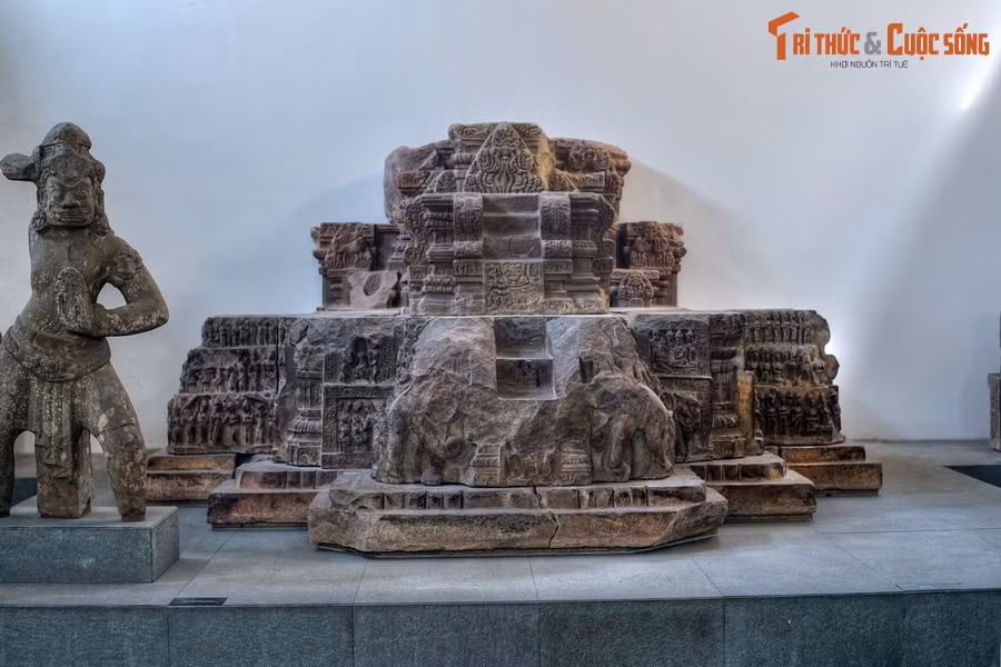 3. Được phát hiện vào đầu thế kỷ 20 tại Phật viện Đồng Dương, Bảo vật quốc gia Đài thờ Đồng Dương số hiệu 22.24 (hiện được lưu giữ tại BT Điêu khắc Chăm Đà Nẵng) là một trong những đài thờ được chế tác tinh xảo nhất của vương quốc Champa từng được tìm thấy.