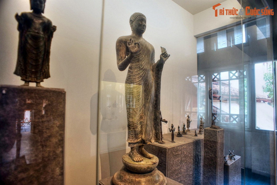 Bức tượng được đúc bằng chất liệu đồng thau, nặng 120 kg với chiều cao 120 cm, chỗ rộng nhất 38 cm và chỗ dày nhất là 38 cm, tạo hình Đức Phật trong tư thế đứng như đang thuyết pháp (chuyển pháp luân).