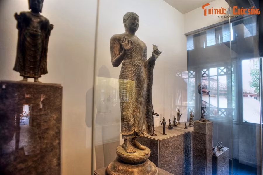 Bức tượng được đúc bằng chất liệu đồng thau, nặng 120 kg với chiều cao 120 cm, chỗ rộng nhất 38 cm và chỗ dày nhất là 38 cm, tạo hình Đức Phật trong tư thế đứng như đang thuyết pháp (chuyển pháp luân).