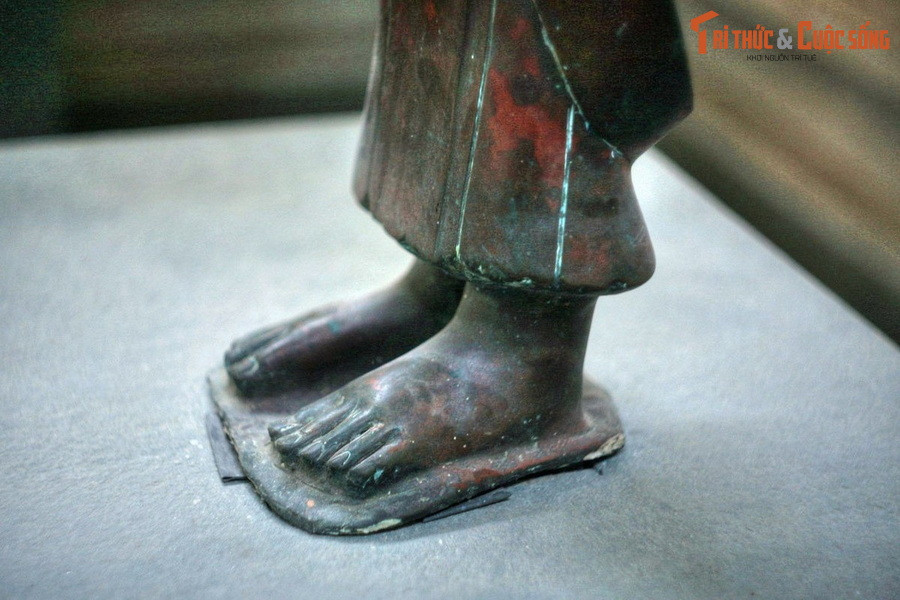 Phần dưới bức tượng được che vấn rất kín đáo bằng hai lớp váy bằng đồng quấn kiểu sa rông ôm sát hông đùi đến tận mắt cá. Đôi bàn chân của bức tượng được thể hiện khá chân thực với các ngón chân thon dài và phần móng được cắt gọt gọn gàng…