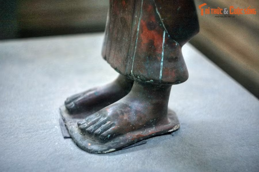 Phần dưới bức tượng được che vấn rất kín đáo bằng hai lớp váy bằng đồng quấn kiểu sa rông ôm sát hông đùi đến tận mắt cá. Đôi bàn chân của bức tượng được thể hiện khá chân thực với các ngón chân thon dài và phần móng được cắt gọt gọn gàng…