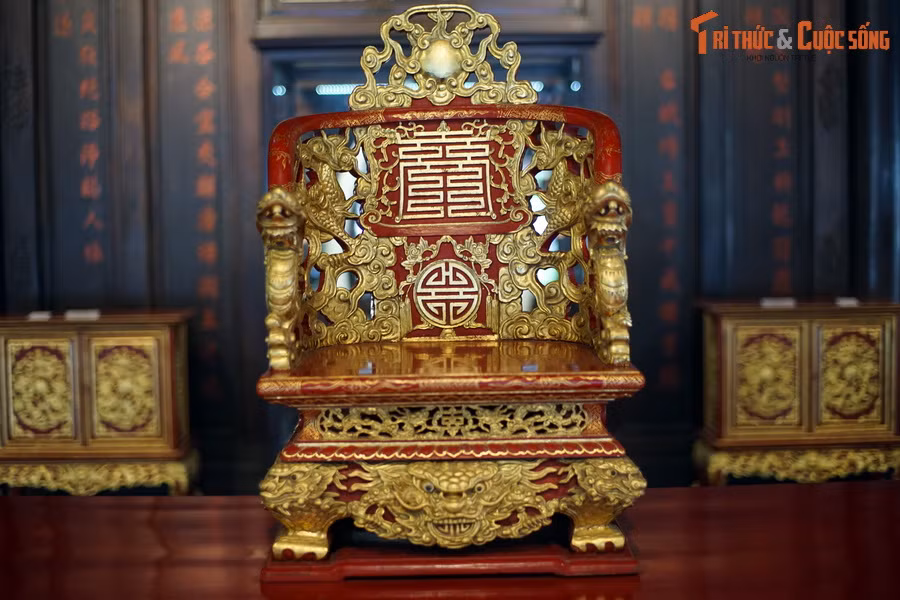 Ngai vàng nằm trong kho của bảo tàng được xác định là vật phẩm được đặc chế dùng trong lễ đăng quang của hoàng đế Duy Tân vào năm Đinh Mùi (1907) khi ông mới 7 tuổi, trong khi nguồn gốc của chiếc ngai đang được trưng bày vẫn là ẩn số.