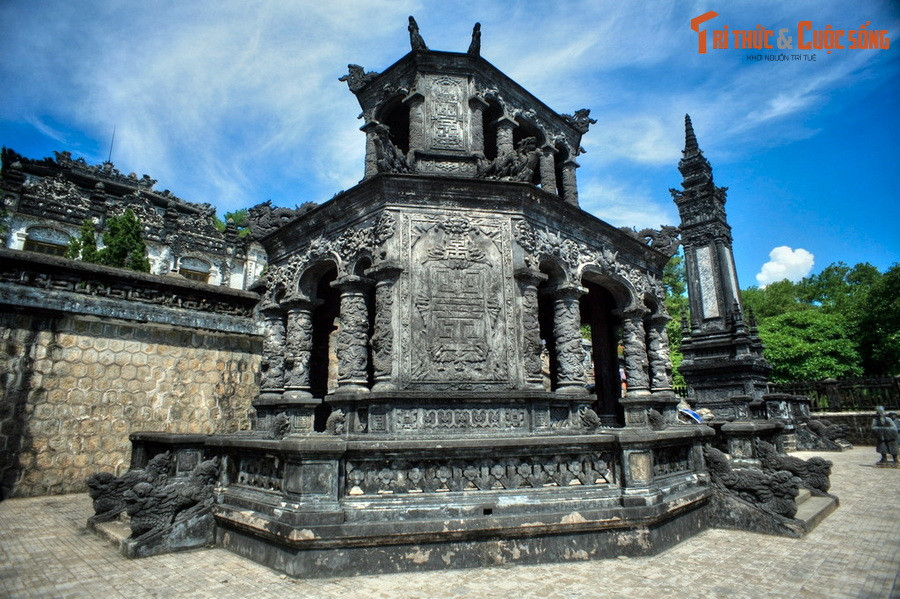  7. Lăng Khải Định tinh xảo. Nằm ở địa phận xã Thủy Bằng, thành phố Huế, lăng Khải Định còn được gọi là Ứng Lăng, là nơi an nghỉ của Nguyễn Hoằng Tông Khải Định (1885-1925), vị vua thứ mười hai của triều Nguyễn.