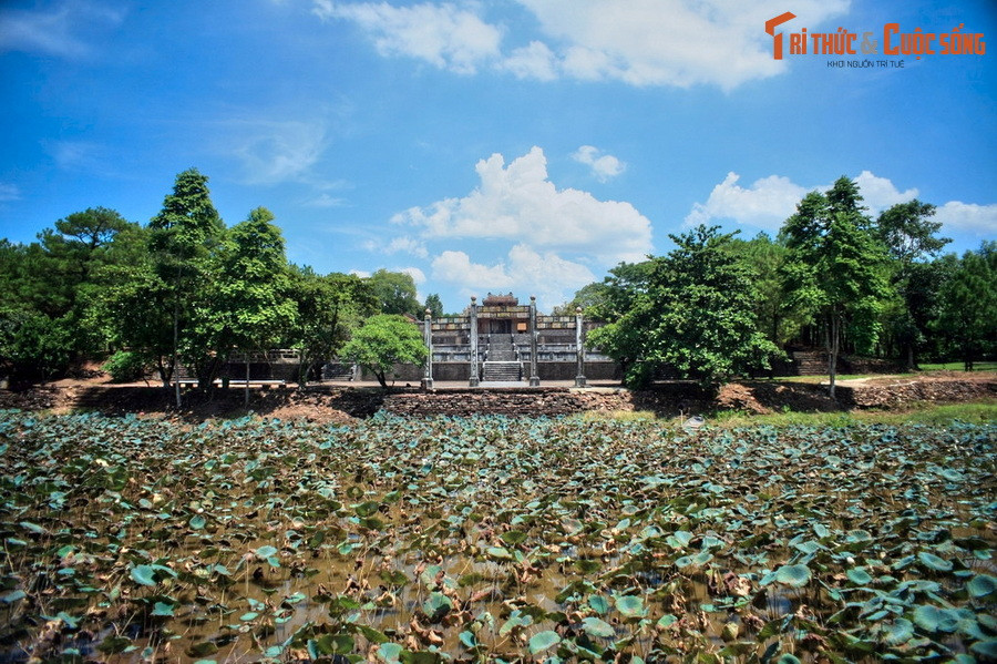  3. Lăng Thiệu Trị thanh thoát. Nằm ở địa phận xã Thủy Bằng, thành phố Huế, lăng Thiệu Trị còn được gọi là Xương Lăng, là nơi an nghỉ của Nguyễn Hiến Tổ Thiệu Trị (1807-1847), vị vua thứ ba của triều Nguyễn.