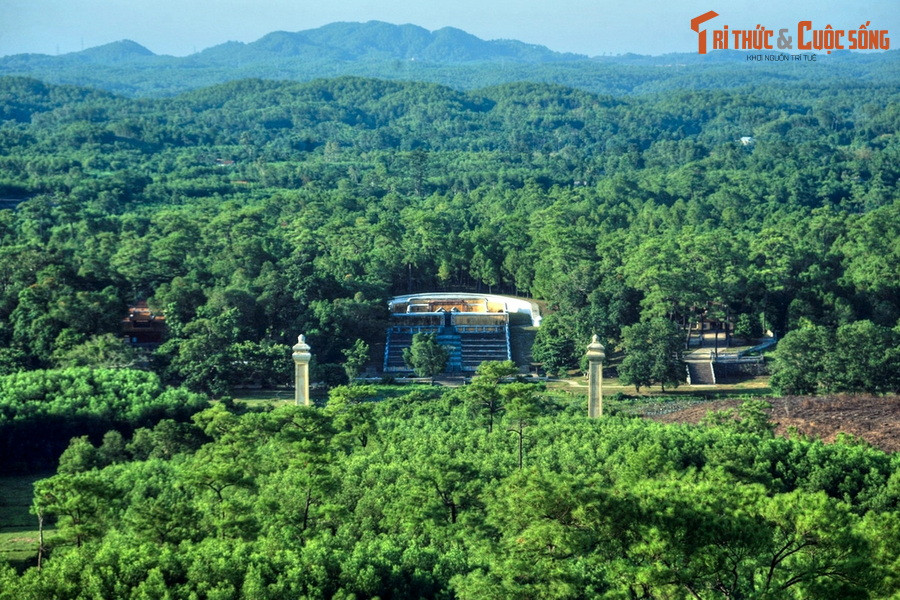 Sự hoành tráng của lăng Gia Long nằm ở chỗ, toàn bộ khu lăng là một quần sơn với 42 đồi, núi lớn nhỏ, trong đó có Đại Thiên Thọ là ngọn núi lớn nhất được chọn làm tiền án của lăng và là tên gọi của cả quần sơn. Đây chính là khu lăng mộ lớn nhất Cố đô Huế.