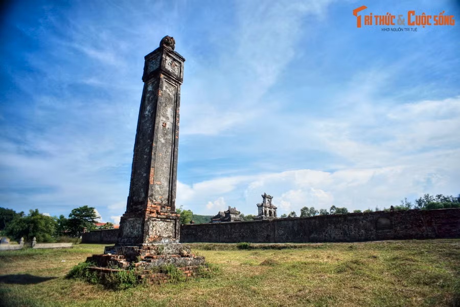  5. Lăng Dục Đức đơn giản. Nằm ở phường An Cựu, thành phố Huế, lăng Dục Đức còn được gọi là An Lăng, là nơi an nghỉ của Nguyễn Cung Tông Dục Đức (1852-1884), vị vua thứ tư của triều Nguyễn. Sau này, vua Thành Thái (1879-1954) và vua Duy Tân (1900-1945) cũng được an táng tại đây.