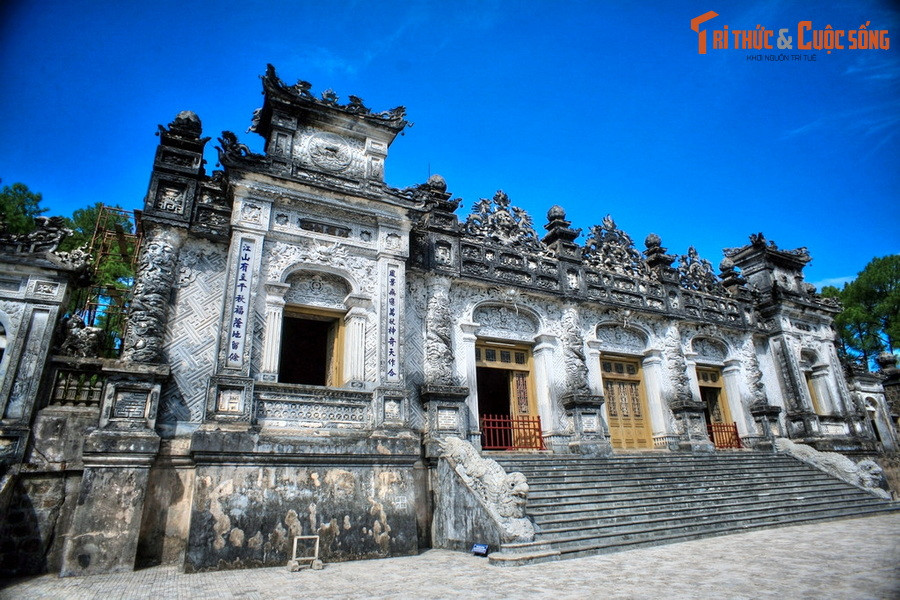 Sự tinh xảo là điều rất dễ nhận thấy ở lăng Khải Định. Tất cả các công trình của khu lăng mộ này được xây dựng rất cầu kỳ, đặc biệt là cung Thiên Định, nơi đặt mộ phần nhà vua. Toàn bộ nội thất cung Thiên Định được trang trí công phu bằng những mảnh sành sứ, thủy tinh rực rỡ.