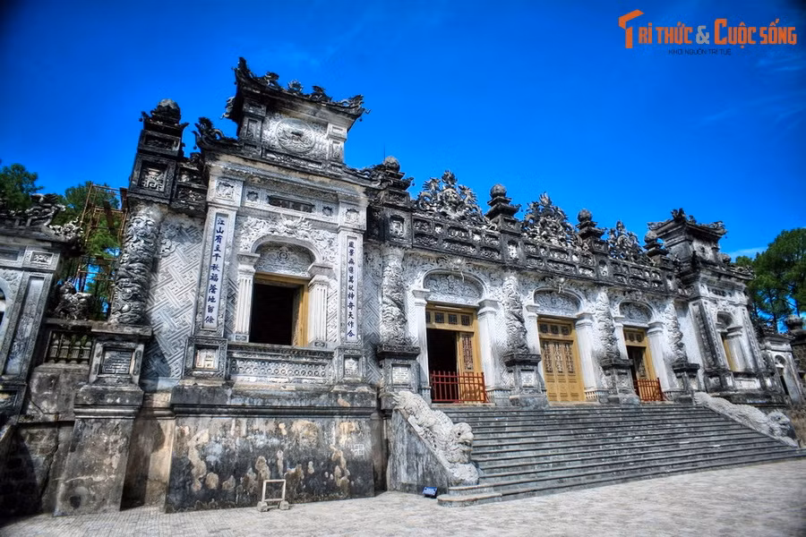 Sự tinh xảo là điều rất dễ nhận thấy ở lăng Khải Định. Tất cả các công trình của khu lăng mộ này được xây dựng rất cầu kỳ, đặc biệt là cung Thiên Định, nơi đặt mộ phần nhà vua. Toàn bộ nội thất cung Thiên Định được trang trí công phu bằng những mảnh sành sứ, thủy tinh rực rỡ.