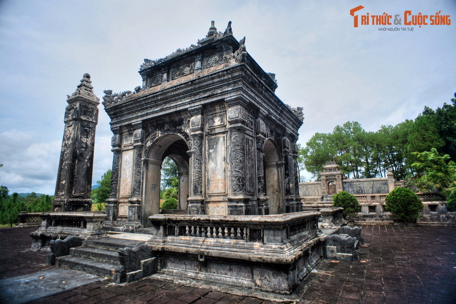  6. Lăng Đồng Khánh xinh xắn. Nằm ở địa phận phường Thủy Xuân, thành phố Huế, lăng Đồng Khánh còn được gọi là Tư Lăng, là nơi an nghỉ của Nguyễn Cảnh Tông Đồng Khánh (1829-1883), vị vua thứ chín của triều Nguyễn.