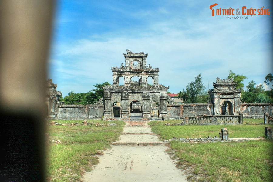 Sự đơn giản của lăng Dục Đức gắn với bối cảnh rối ren của triều Nguyễn đương thời, khi vua Dục Đức chỉ ở ngôi được ba ngày thì bị phế truất. Việc lăng mộ của vị phế đế được xây dựng với quy cách khiêm nhường hơn nhiều so với các vị vua tiền nhiệm là điều dễ hiểu.