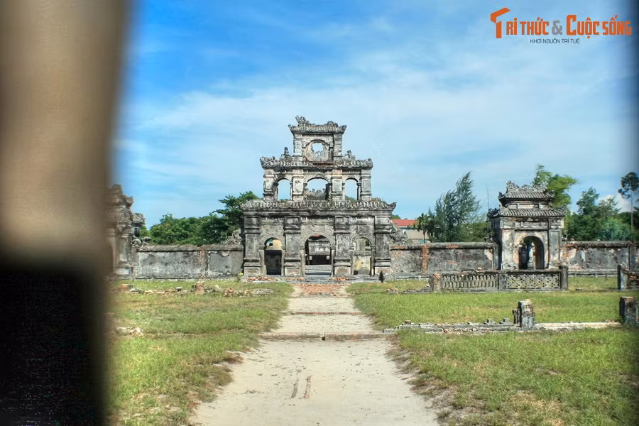 Sự đơn giản của lăng Dục Đức gắn với bối cảnh rối ren của triều Nguyễn đương thời, khi vua Dục Đức chỉ ở ngôi được ba ngày thì bị phế truất. Việc lăng mộ của vị phế đế được xây dựng với quy cách khiêm nhường hơn nhiều so với các vị vua tiền nhiệm là điều dễ hiểu.