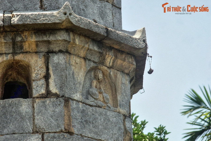 Tầng dưới cùng của tháp rộng hơn các tầng trên với mái hiên nhô ra. 4 tầng bên trên được xây gần như giống nhau. Các góc mái của mỗi tầng tháp có treo những quả chuông, chiếc khánh nhỏ.