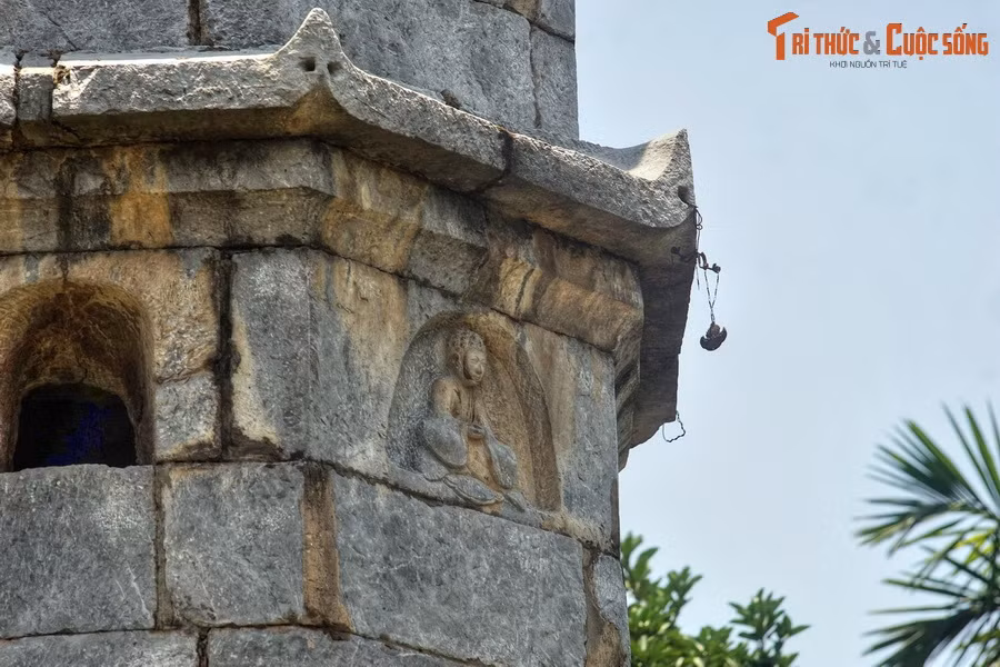 Tầng dưới cùng của tháp rộng hơn các tầng trên với mái hiên nhô ra. 4 tầng bên trên được xây gần như giống nhau. Các góc mái của mỗi tầng tháp có treo những quả chuông, chiếc khánh nhỏ.