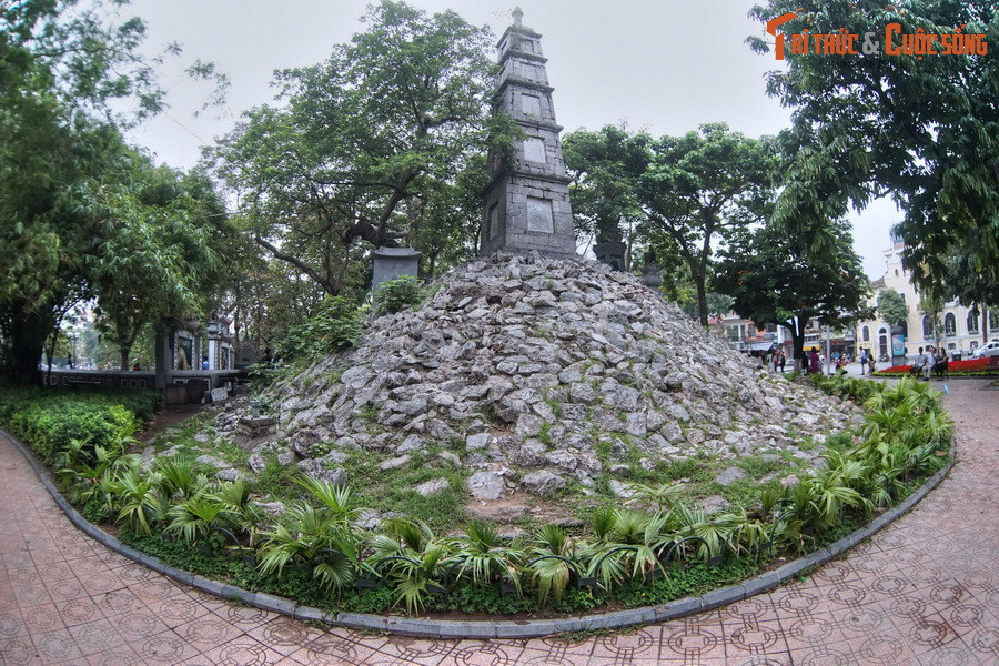 Tháp được xây dựng năm Tự Đức thứ 18 (1865) trên nền núi Độc Tôn cũ theo ý tưởng của nhà nho Nguyễn Văn Siêu. Công trình được xây bằng đá, có năm tầng, bình đồ hình vuông, cao 28 mét. Tính cả núi Độc Tôn phía dưới, chiều cao của tháp là 32 mét.