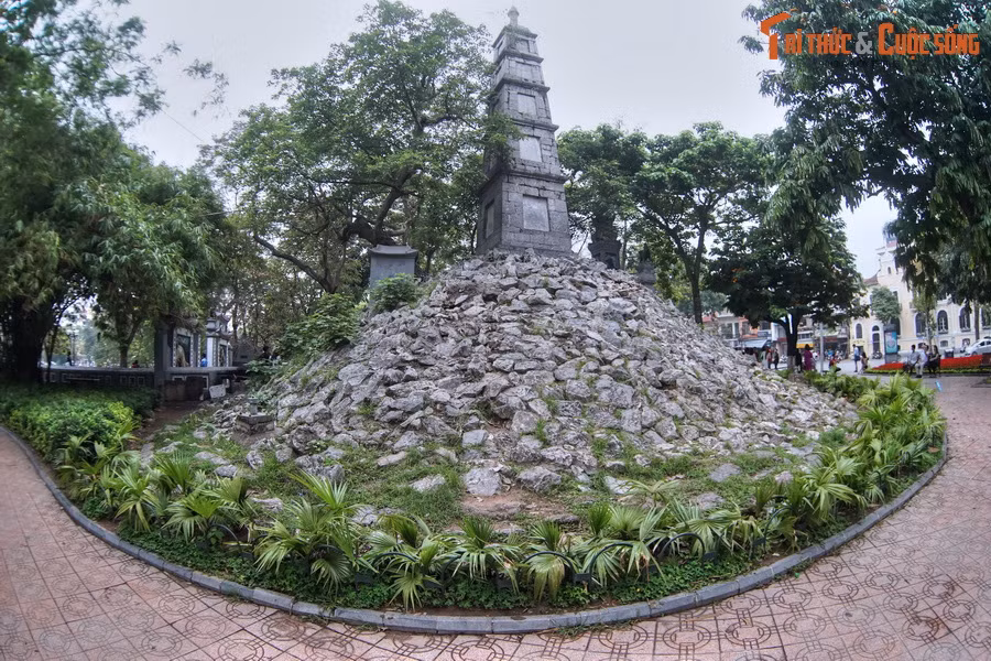 Tháp được xây dựng năm Tự Đức thứ 18 (1865) trên nền núi Độc Tôn cũ theo ý tưởng của nhà nho Nguyễn Văn Siêu. Công trình được xây bằng đá, có năm tầng, bình đồ hình vuông, cao 28 mét. Tính cả núi Độc Tôn phía dưới, chiều cao của tháp là 32 mét.