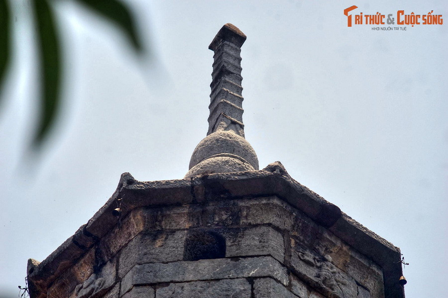 Trong lòng tháp có một khoang tròn. Đỉnh tháp có hình bầu hồ lô, tượng trưng cho sự hội tụ linh khí của đất trời. Lòng tháp đặt tượng Hòa thượng Chuyết Chuyết, vị sư trụ trì danh tiếng của chùa Bút Tháp thế kỷ 17.