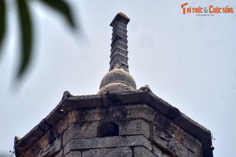 Trong lòng tháp có một khoang tròn. Đỉnh tháp có hình bầu hồ lô, tượng trưng cho sự hội tụ linh khí của đất trời. Lòng tháp đặt tượng Hòa thượng Chuyết Chuyết, vị sư trụ trì danh tiếng của chùa Bút Tháp thế kỷ 17.