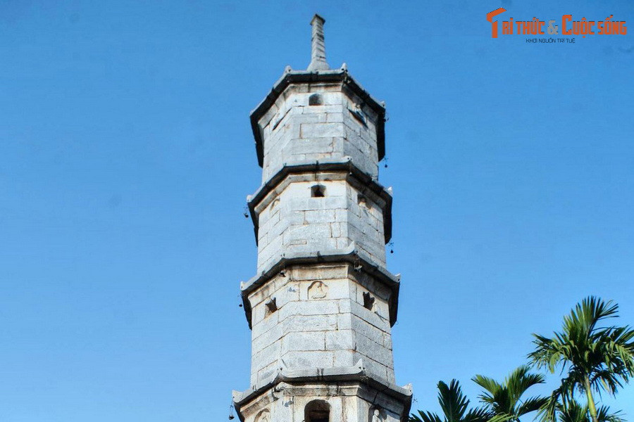 Chùa Bút Tháp vốn có tên là Ninh Phúc tự. Tương truyền vào năm 1876, khi vua Tự Đức qua chùa thấy có một cây tháp hình dáng như cây bút khổng lồ liền gọi tên là Bút Tháp, và ngôi chùa mang tên Bút Tháp từ đó...