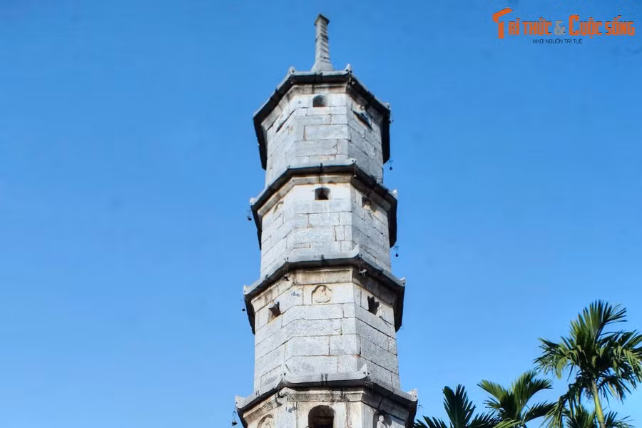 Chùa Bút Tháp vốn có tên là Ninh Phúc tự. Tương truyền vào năm 1876, khi vua Tự Đức qua chùa thấy có một cây tháp hình dáng như cây bút khổng lồ liền gọi tên là Bút Tháp, và ngôi chùa mang tên Bút Tháp từ đó...