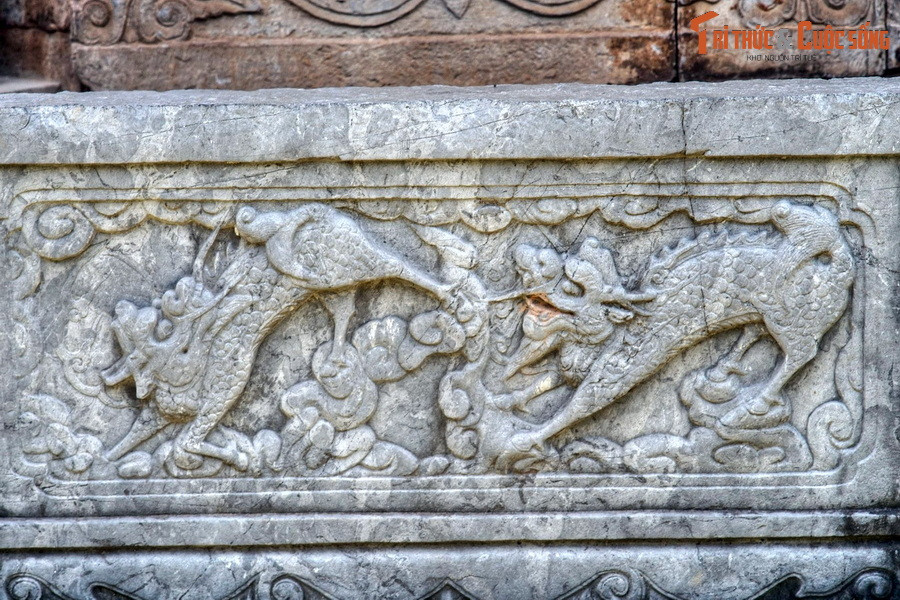 Giá trị mỹ thuật của tháp Báo Nghiêm tập trung ở tầng đầu tiên với hai cột chạm rồng và 13 phù điêu chạm hình thú vật trên bề mặt.