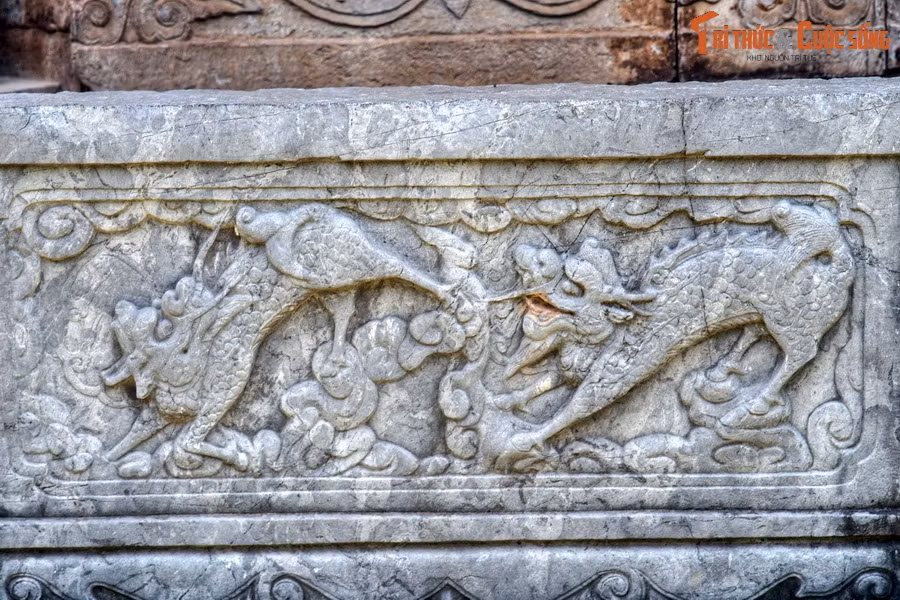 Giá trị mỹ thuật của tháp Báo Nghiêm tập trung ở tầng đầu tiên với hai cột chạm rồng và 13 phù điêu chạm hình thú vật trên bề mặt.