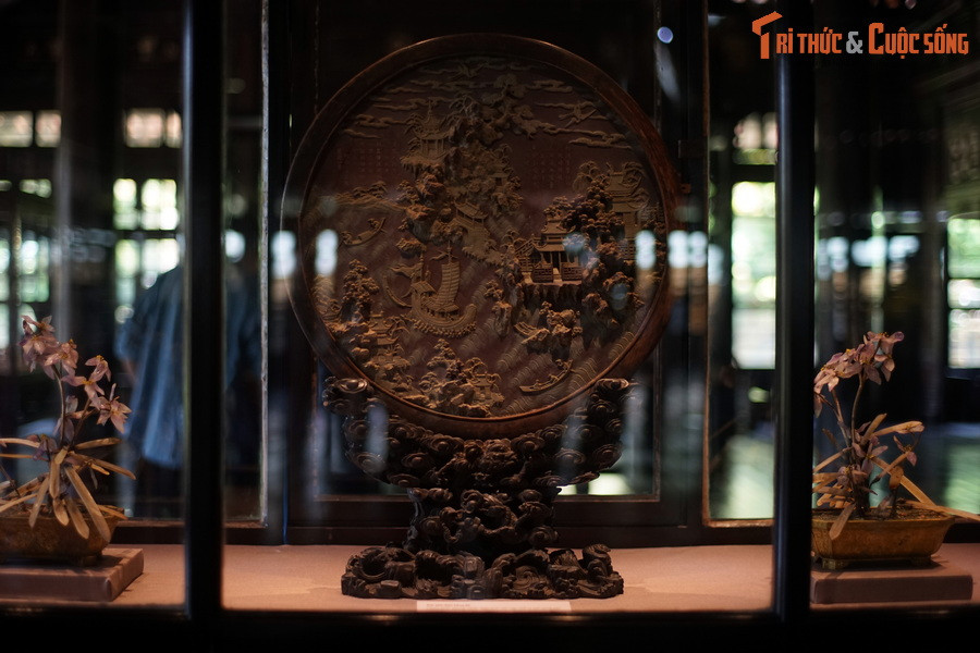 Hiện vật gồm tấm đá cẩm thạch tròn, đường kính 53 cm, ngoài niềng khung gỗ, dưới có giá gỗ mun chạm trổ công phu, trông như tấm gương lớn thường được đặt để chắn tà khí trong chốn hoàng cung, phủ đệ phương Đông.