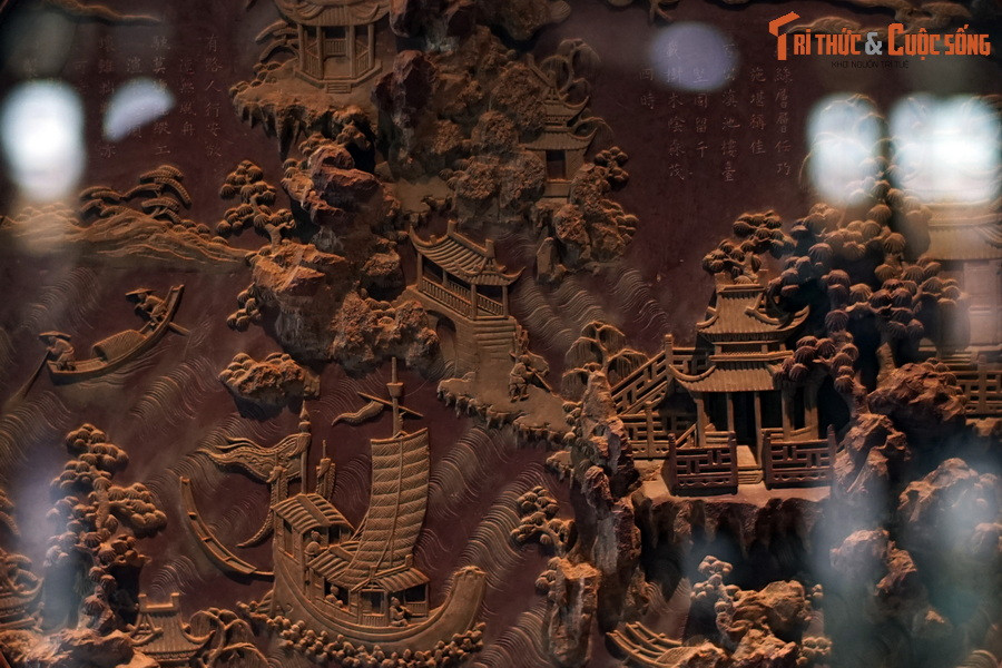 Bằng tài năng đỉnh cao của mình, nghệ nhân xưa đã tạo nên một bức tranh phong cảnh tuyệt đẹp với các công trình đình tạ, lầu các, cầu cống và các con thuyền, hòa quyện với các yếu tố thiên nhiên như núi non, cổ thụ, mây trời, mặt nước, chim muông…