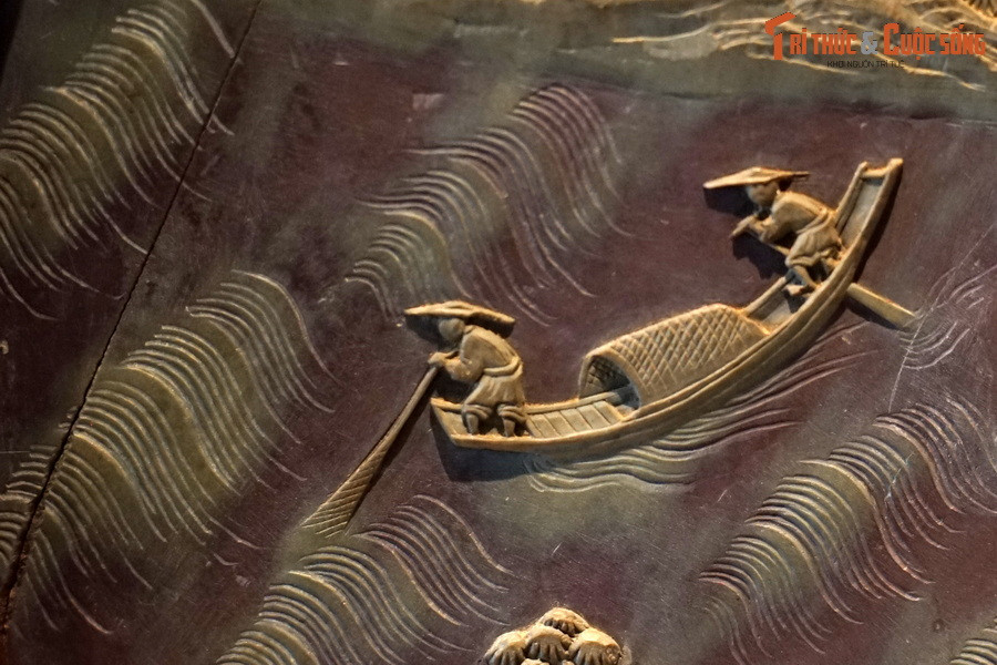 Có suy đoán rằng, tảng đá là tặng phẩm của triều đình Trung Hoa cho hoàng đế triều Nguyễn hoặc là quà tặng của giới thương nhân hay sứ đoàn ngoại giao khi họ đến Huế đầu thế kỷ 19.