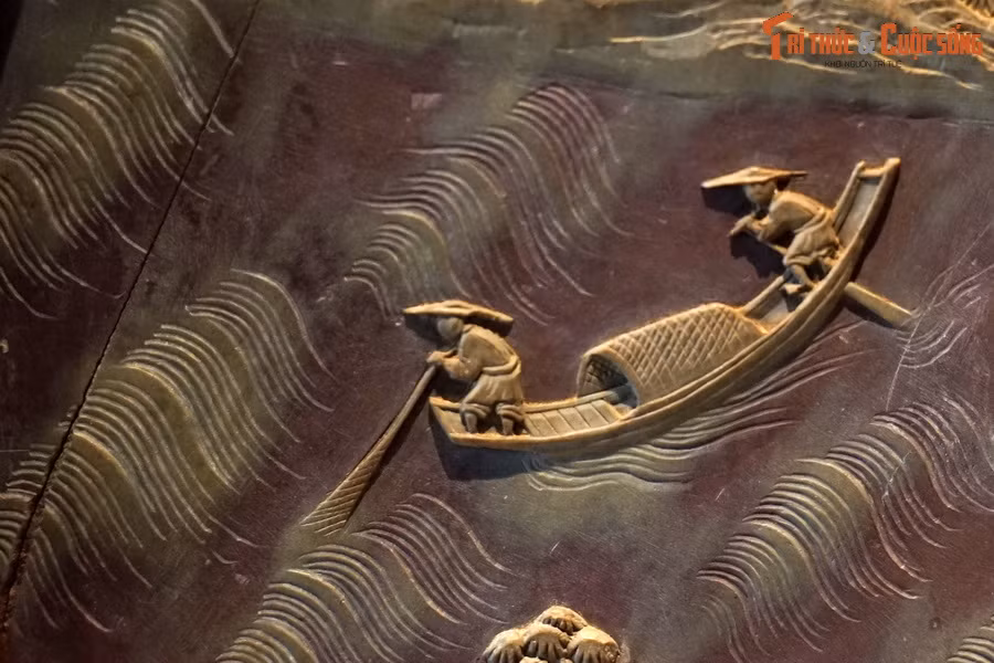 Có suy đoán rằng, tảng đá là tặng phẩm của triều đình Trung Hoa cho hoàng đế triều Nguyễn hoặc là quà tặng của giới thương nhân hay sứ đoàn ngoại giao khi họ đến Huế đầu thế kỷ 19.