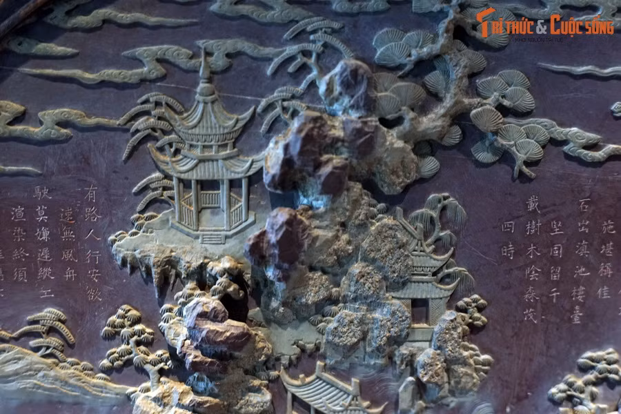 Đặc biệt, cổ vật này mang dấu ấn của vua Minh Mạng, thể hiện qua bài thơ "Ngự chế" và bài "Minh" do chính vị hoàng đế thứ hai của triều Nguyễn chấp bút.