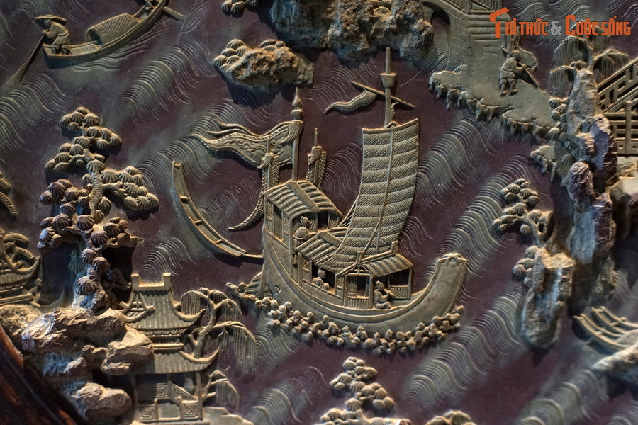 Theo TS Phan Thanh Hải (Giám đốc Sở VH &amp; TT tỉnh Thừa Thiên Huế), vật liệu dùng để chế tác bức phù điêu là loại đá đỏ đặc biệt quý hiếm của vùng Điền Trì, Vân Nam, Trung Quốc. Con đường đến kinh thành nhà Nguyễn của tảng đá đỏ này chưa thật rõ ràng.