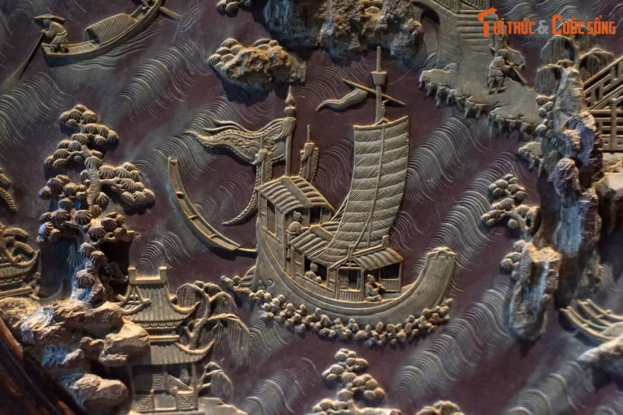 Theo TS Phan Thanh Hải (Giám đốc Sở VH &amp; TT tỉnh Thừa Thiên Huế), vật liệu dùng để chế tác bức phù điêu là loại đá đỏ đặc biệt quý hiếm của vùng Điền Trì, Vân Nam, Trung Quốc. Con đường đến kinh thành nhà Nguyễn của tảng đá đỏ này chưa thật rõ ràng.